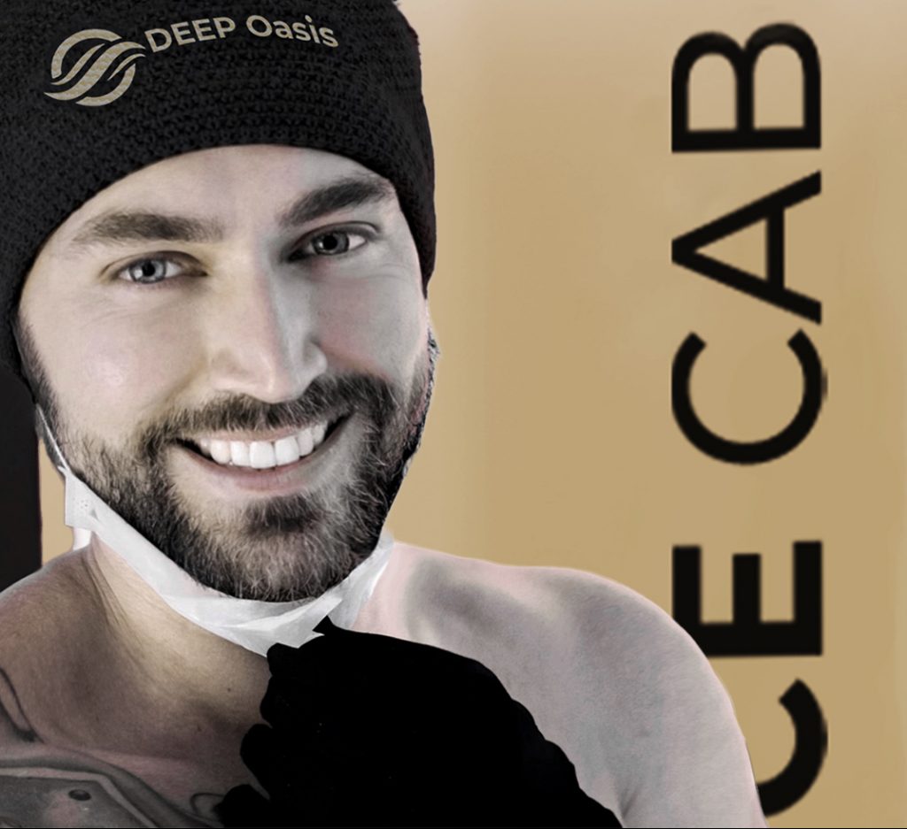 Mann steht vor Kältekammer