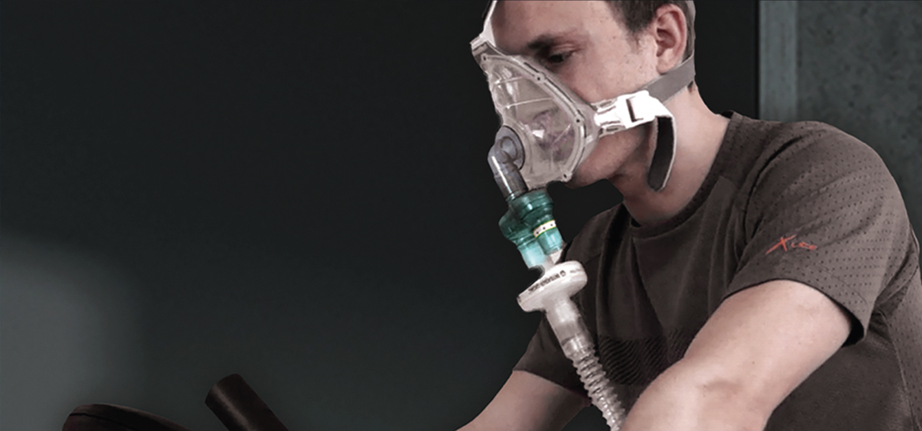 Mann mit IHHT-Maske trainiert